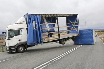 Chemnitz: Lkw-Anhänger umgekippt -