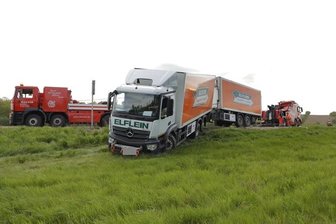 Chemnitz: Lkw landet beim Kreuz Chemnitz auf Wiese - Lkw-Unfall am Montag am Kreuz Chemnitz