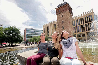 Chemnitz macht Lust auf den Sommer - Sommer in Chemnitz: Rebecca Hillenbrand, Lisa Sandorf und Marleen Riedel (v.l.) genießen im Stadthallenpark die Sonnenstrahlen.