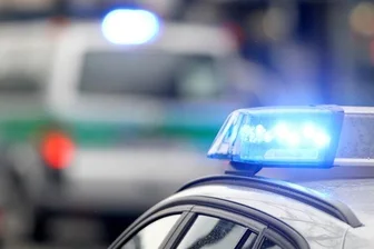 Chemnitz: Mädchen rutscht in Gleisbett -