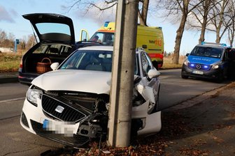 Chemnitz: Mann bei Unfall in Auto eingeklemmt -