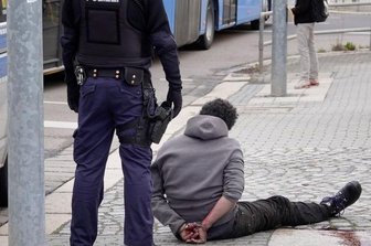 Chemnitz: Mann randaliert in Wohnhaus -