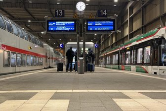 Chemnitz: Mann schlägt Zugbegleiter und verletzt Polizisten - Am Chemnitzer Hauptbahnhof griff ein Mann einen Zugbegleiter und einen Beamten an.