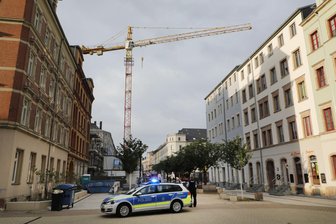 Chemnitz: Mann springt von 30-Meter-Kran und überlebt schwer verletzt - Ein Mann ist am Dienstagabend von einem etwa 30 Meter hohen Baukran an der Kreuzung Brühl/Elisenstraße in die Tiefe gesprungen.