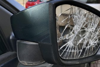 Chemnitz: Mann tritt Spiegel von mehr als 20 Autos ab - Außenspiegel von mehr als zwei Dutzend Autos wurden beschädigt.