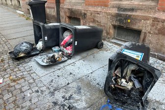 Chemnitz: Mann zündet Mülltonnen an und bedroht Anwohner - Auf dem Sonnenberg am Donnerstagmorgen: Ein Unbekannter hat drei Mülltonnen angezündet und Anwohner bedroht.