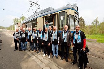Chemnitz: Marsch zu Ehren der FCK-Meisterhelden - Die FCK-Meisterhelden von 1967 posieren vor einer historischen Straßenbahn der Chemnitzer Verkehrs AG.