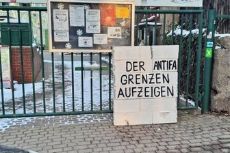 Chemnitz: Mauer vor Privathaus eines mutmaßlich Rechtextremen und vor Linken-Büro aufgebaut - Am Dienstagmorgen stand die Mauer vor dem Sitz der Linken am Rosenplatz - allerdings mit verändertem Schriftzug. 