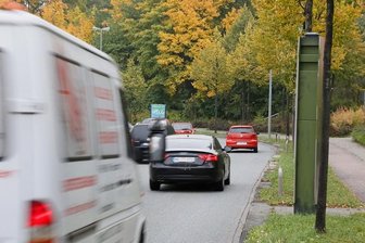 Chemnitz: Mehrere Blitzer beschädigt - Dieser Blitzer an der Neefestraße wurde mit grüner Farbe besprüht.
