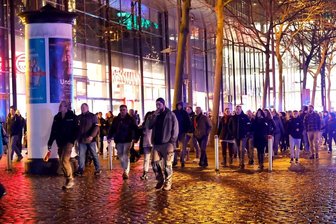 Chemnitz: Mehrere Hundert Menschen bei verbotener Demonstration - Die Gruppen liefen unter anderem über die Bahnhofstraße, den Falkeplatz, die Theaterstraße, die Mühlenstraße sowie die Straße am Brühl.