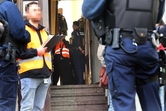 Chemnitz: Razzien gegen Sozialleistungsbetrug – deutscher Vermieter im Visier - Eine der Razzien fand an der Heinrich-Schütz-Straße am Donnerstagfrüh statt.