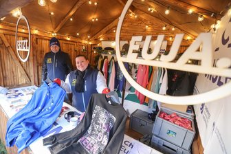 Chemnitz: Mit Mütze und Kapuzenshirt ins Kulturhauptstadtjahr - Nicole Rzodeczko verkauft auf dem Weihnachtsmarkt Merchandisingartikel der Kulturhauptstadt.