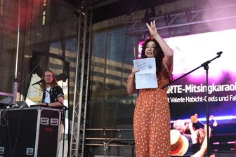 Chemnitz: Mitsingen am Roten Turm - Begeistert von Chemnitz: Valerie Habicht-Geels und DJ Falk Töpfer.