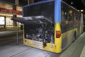 Chemnitz: Motorbrand bei Linienbus im Stadtzentrum - Der Motorbrand eines Linienbusses des Nahverkehrsbetriebes CVAG an der Zentralhaltestelle hat einen Feuerwehreinsatz ausgelöst.