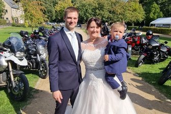 Chemnitz: Motorradfahrer drehen bei Hochzeit in Rabenstein auf - Etwa 50 Fahrer der Bike-Freunde-Erzgebirge gratulierten am Samstag einem Hochzeitspaar vor Schloss Rabenstein. Foto: Jan Richtsteiger