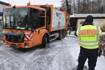 Chemnitz: Müllauto klemmt Mitarbeiter in Rabenstein ein - Die Polizei untersucht den Unfallort in Rabenstein.