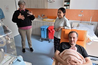 Chemnitz: Musik für die zu früh Gekommenen - Nancy Gibson, Schirmherrin des Elternvereins Chemnitzer Frühstarter, besucht in der Frühgeborenenstation des Chemnitzer Klinikums die Familie Schön und ihre umsorgten frühgeborenen Zwillinge.