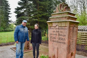 Chemnitz: Neue Grünanlage ist Hingucker in Stelzendorf - Vereinsvorsitzender Heiko Großer und Cynthia Nestler vom Grünflächenamt bei der Übergabe der neuen Grünanlage am Stelzendorfer Mahnmal.