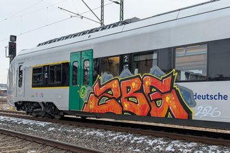 Chemnitz: Neuer Akku-Zug vor erster Fahrt mit Graffiti besprüht - Noch vor der ersten Fahrt im Linienverkehr wurde dieser Akku-Zug Opfer von Vandalen.