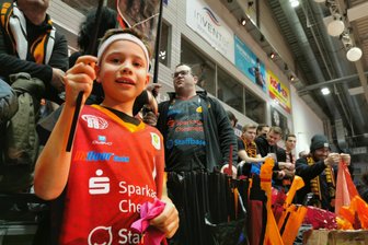 Chemnitz Niners gewinnen Ostderby in Jena - 500 mitgereiste Fans peitschten die Chemnitzer lautstark nach vorn.