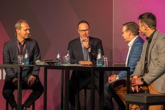 Chemnitz oder Zwickau als Modellregion für autonomes Fahren? Das sagt Wirtschaftsminister Panter - Ronald Gerschewski (CEO Indikar; links), Wirtschaftsminister Dirk Panter (M.) und Martin Dix (Industrieverein Sachsen, rechts) mit „Freie Presse“-Chefredakteur Torsten Kleditzsch.