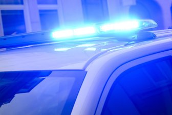 Chemnitz: Offenbar verwirrter Mann hält Polizei in Atem - Der Mann griff die Polizei unvermittelt an.