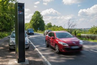 Chemnitz: Opel fährt Blitzer um - Dieser Blitzer am Weißen Weg steht nun nicht mehr.