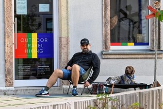Chemnitz: Outdoor-Laden Giron Adventures auf dem Brühl macht wieder zu - Sven Schöppe vor seinem Geschäft Giron Adventures am Brühl 36. Im November 2019 eröffnet, schließt der Laden Ende Januar wieder.