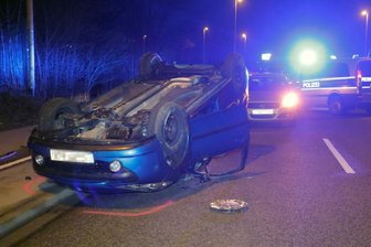 Chemnitz: Peugeot überschlägt sich - Fahrer im Krankenhaus - Der Peugeot war gegen 20 Uhr von der Kalkstraße abgekommen.