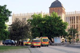 Chemnitz: Pfeffersprayer verletzt sechs Teenager - Polizei und Rettungskräfte rückten wegen zwei Übergriffen am Montag im Chemnitzer Stadthallenpark an.