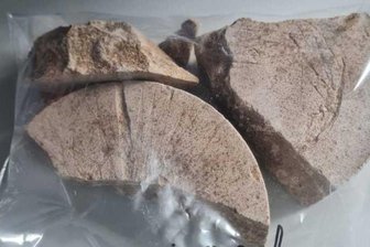 Chemnitz: Polizei beschlagnahmt Heroin auf dem Sonnenberg - Im Kofferraum stellte n die Polizisten rund 300 Gramm gepresstes Heroin sicher.