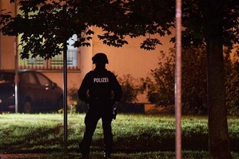 Chemnitz: Polizei sprengt "hochbrisanten" Sprengstoff - Auch am Abend blieb das betroffene Haus gesperrt.