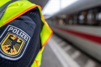 Chemnitz: Polizei stoppt randalierenden Zugreisenden mit 1,8 Promille - Die Bundespolizei stoppte einen Mann in Chemnitz.