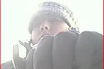 Chemnitz: Polizei sucht mutmaßliche Diebin - Diese Frau versuchte am 15. März offenbar, mit einer gestohlenen EC-Karte an einem Sparkassen-Automaten abzuheben.