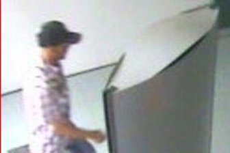Chemnitz: Polizei sucht mutmaßlichen Dieb - Der Gesuchte hob am 7. Juli mit einer gestohlenen EC-Karte in der Filiale der Norisbank auf der Wladimir-Sagorski-Straße Geld ab.
