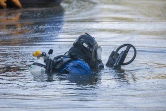 Chemnitz: Polizeitaucher suchen im Schlossteich nach Diebesgut - 
