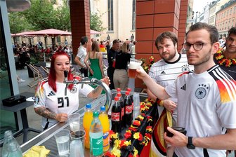 Chemnitz: Profitieren die Gastronomen von der Europameisterschaft? - Das frisch gezapfte Bier gehört wie das Trikot der Lieblingsmannschaft für viele Besucher zum Public-Viewing-Erlebnis.