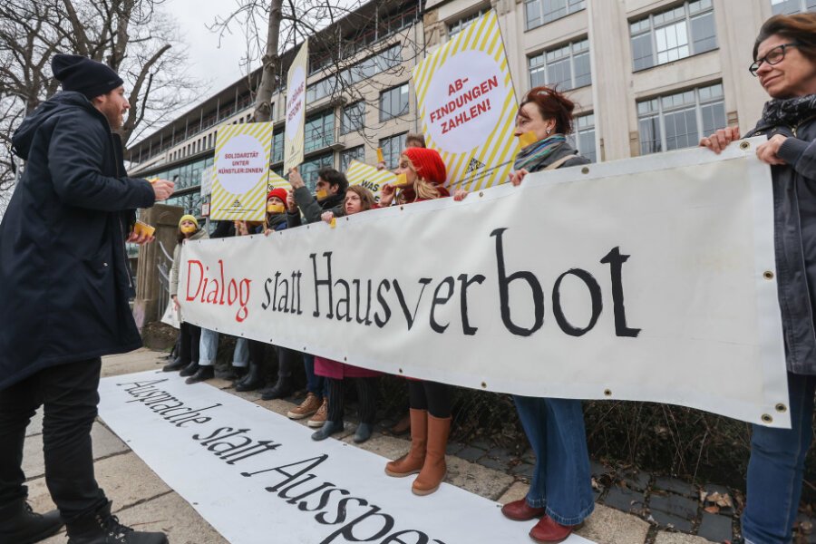 Chemnitz: Prozess gegen das Stadttheater "Schauspiel Leipzig" vertagt - Schauspieler demonstrierten am Montag nachmittag vor dem Arbeitsgericht Chemnitz gegen die Kündigung einer Kollegin.