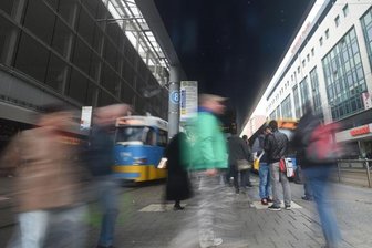 Chemnitz: Prügelei an der Zentralhaltestelle - Wachmänner verletzt - 
