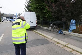 Chemnitz: Radfahrer knallt gegen Post-Auto - Ungewöhnlicher Unfall in Röhrsdorf. Ein Radfahrer prallt gegen stehendes Auto.