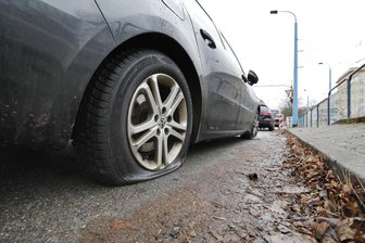 Chemnitz: Reifen an vier Fahrzeugen zerstochen - 