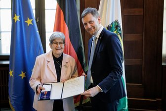 Chemnitz: Renate Aris und Fred Richter mit Bundesverdienstkreuz ausgezeichnet - Renate Aris hat das Bundesverdienstkreuz erhalten.