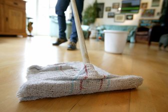 Chemnitz: Rentner wegen sexueller Belästigung gegenüber Putzhilfe verurteilt - Sie auf der Suche nach einen Job als Haushaltshilfe: Er wohl nach mehr.