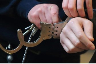 Chemnitz: Richterin schickt Intensivtäter hinter Gitter - Zu den drei Verhandlungstagen im Chemnitzer Amtsgericht wurde der Iraker mit Handschellen vorgeführt.