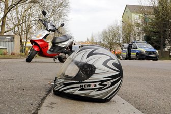 Chemnitz: Roller-Fahrerin bei Verkehrsunfall gestürzt - Kollision zwischen einem Roller und einem Auto am Donnerstag in Chemnitz
