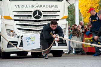 Chemnitz: Süddeutsche am stärksten bei Meisterschaften im Lkw-Ziehen - Sieger Dennis Kohlruss beim Ziehen eines 15-Tonners. 