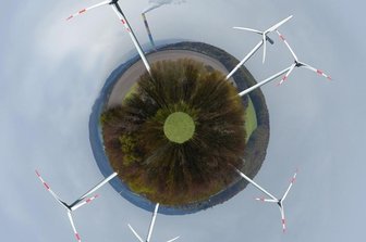 Chemnitz sagt Ja zu mehr Windkraft - Die Windräder auf dem Galgenberg in Rabenstein aus ungewöhnlicher Perspektive. Stadtverwaltung und Stadtrat könnten sich grundsätzlich weitere solche Anlagen im Stadtgebiet vorstellen. 
