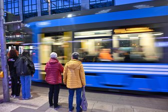 Chemnitz sagt Nein zu weniger Bus und Bahn – doch es fehlt weiter an Geld - Obwohl in Chemnitz immer mehr Menschen mit Bus und Bahn unterwegs sind, sollte zuletzt das Fahrplanangebot wegen wachsender Probleme in der Finanzierung ausgedünnt werden. Doch der Stadtrat sagte Nein.