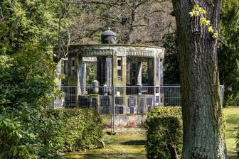 Chemnitz: Sanierung im Urnenhain des Zentralfriedhofs beginnt - Am Montag beginnen die Arbeiten zur Sanierung des Monopteros.
