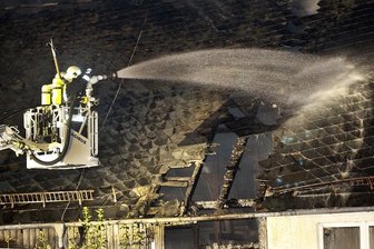 Chemnitz: Scheunenbrand in Mittelbach - Die Feuerwehr bekam das Feuer schnell in den Griff. Die Flammen griffen nicht auf das angrenzende Wohnhaus über.